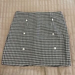 SHEIN houndstooth skirt, pearl button on front, Size M